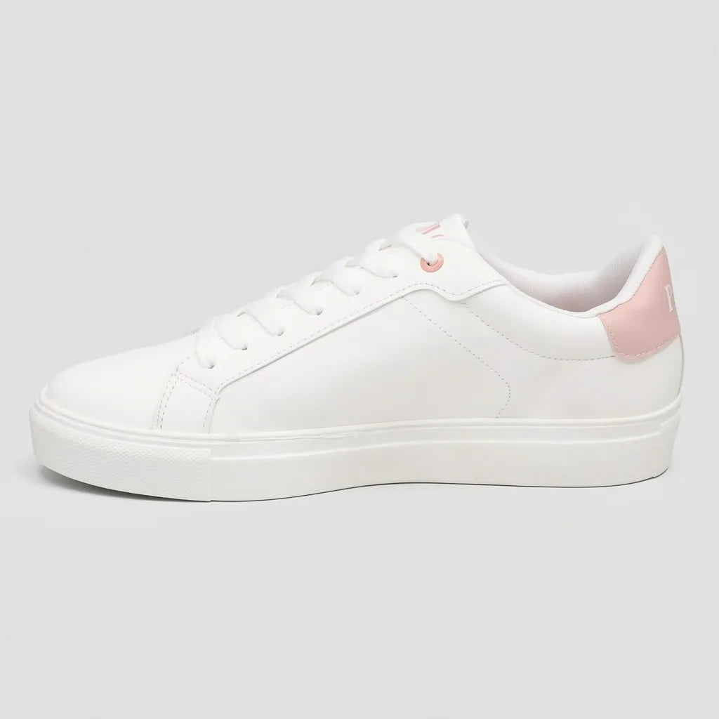 Polo Tenis Moderno Blanco Detalles Rosado Lateral, Lengüeta y talón Suela Blanca | Photo Studio AI | 2