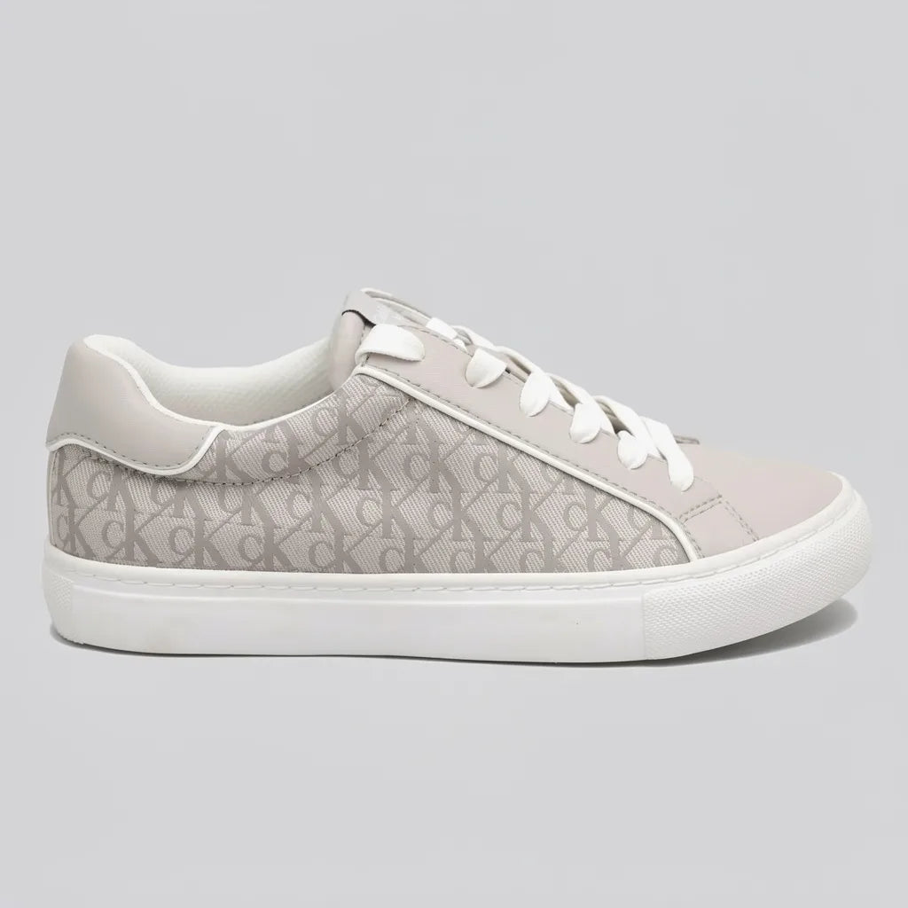Calvin Klein Tenis Moderno Gris Claro Diseño CK Gris Lateral Suela Blanca | Photo Studio AI | 1