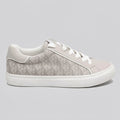 Calvin Klein Tenis Moderno Gris Claro Diseño CK Gris Lateral Suela Blanca | Photo Studio AI | 1