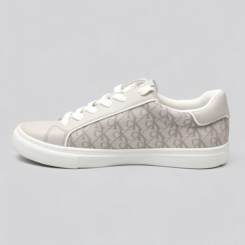 Calvin Klein Tenis Moderno Gris Claro Diseño CK Gris Lateral Suela Blanca | Photo Studio AI | 2