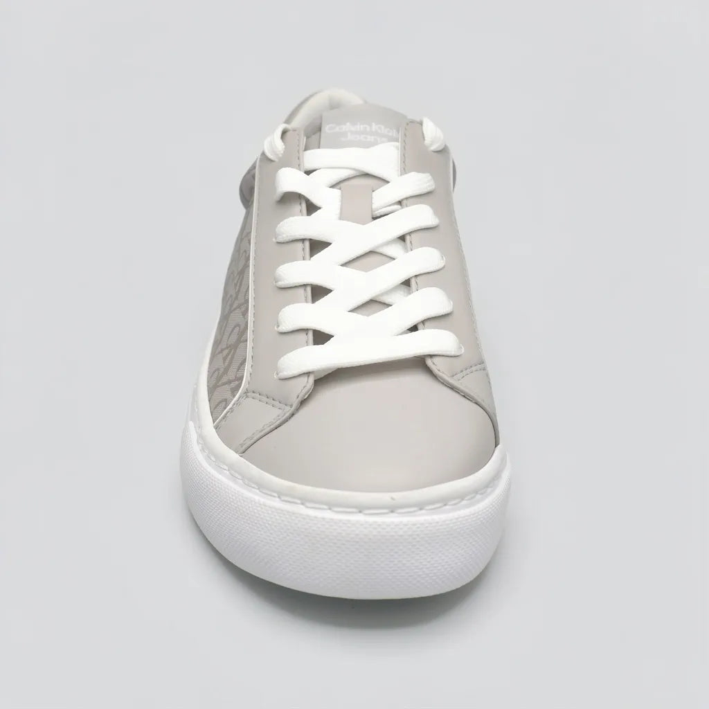 Calvin Klein Tenis Moderno Gris Claro Diseño CK Gris Lateral Suela Blanca | Photo Studio AI | 3