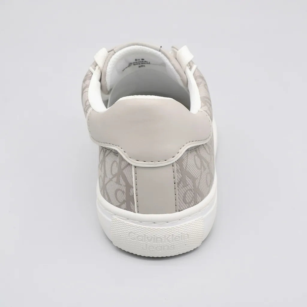 Calvin Klein Tenis Moderno Gris Claro Diseño CK Gris Lateral Suela Blanca | Photo Studio AI | 4