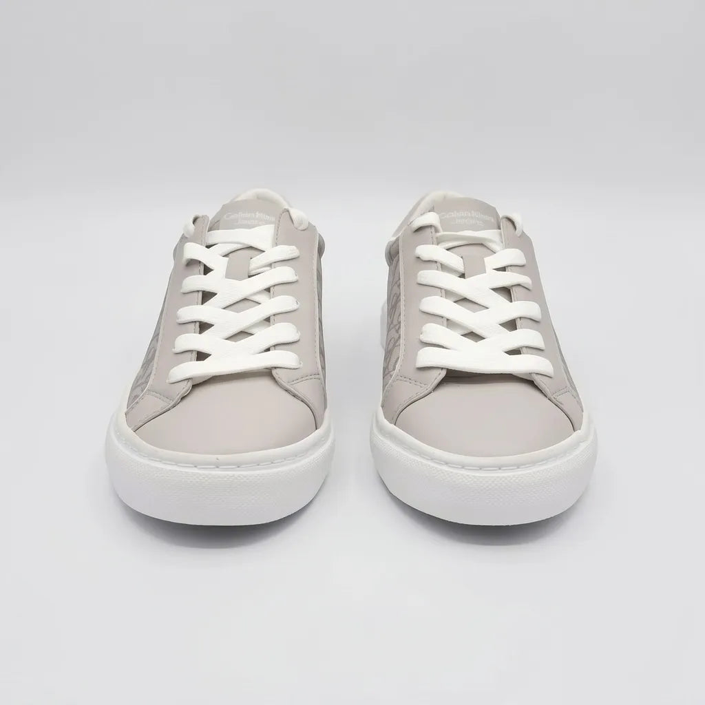 Calvin Klein Tenis Moderno Gris Claro Diseño CK Gris Lateral Suela Blanca | Photo Studio AI | 5
