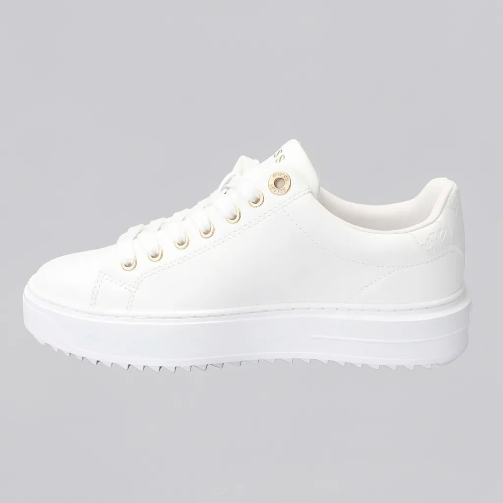 Guess Tenis Plataforma Blanco Triángulo Guess Blanco/ Dorado Lateral Suela Blanca | Photo Studio AI | 1