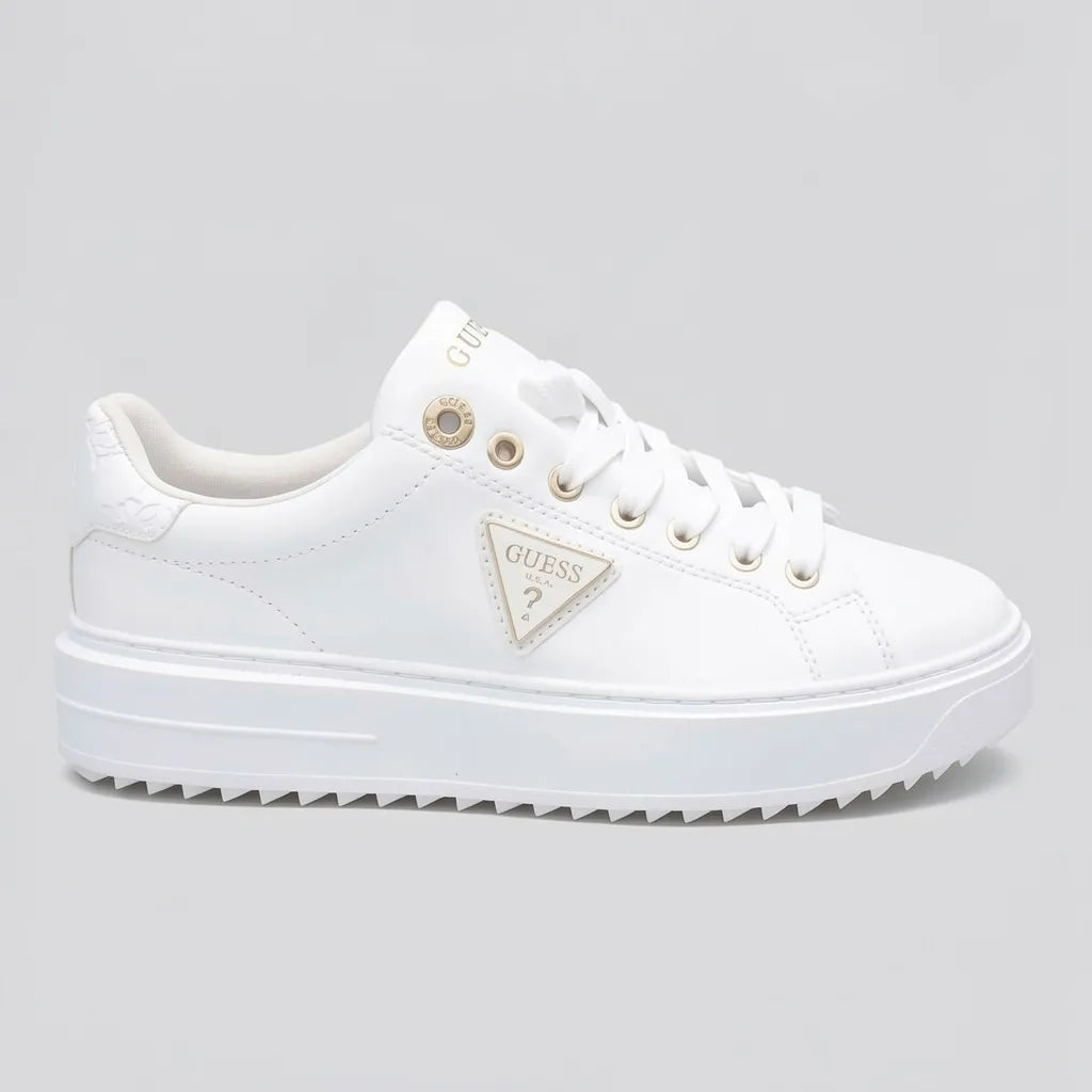 Guess Tenis Plataforma Blanco Triángulo Guess Blanco/ Dorado Lateral Suela Blanca | Photo Studio AI | 2