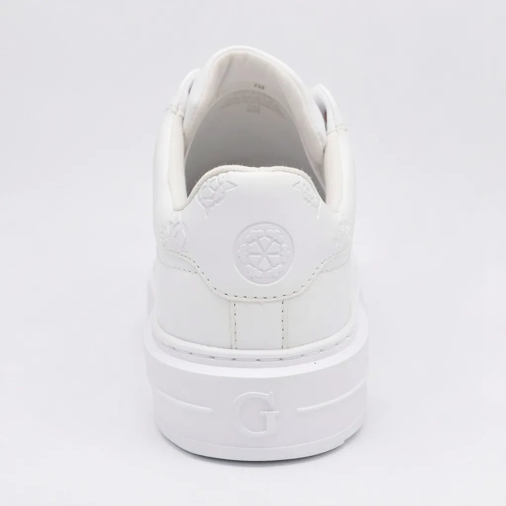 Guess Tenis Plataforma Blanco Triángulo Guess Blanco/ Dorado Lateral Suela Blanca | Photo Studio AI | 4