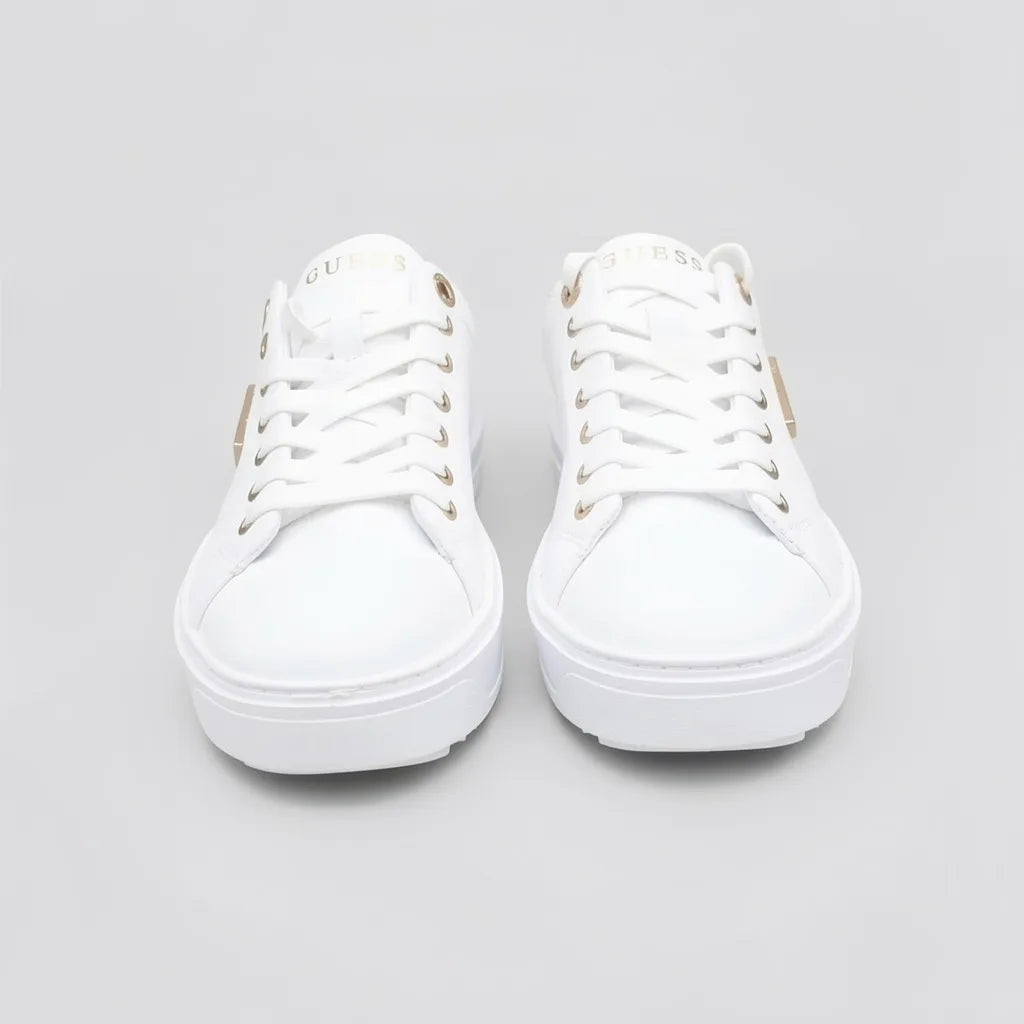 Guess Tenis Plataforma Blanco Triángulo Guess Blanco/ Dorado Lateral Suela Blanca | Photo Studio AI | 5