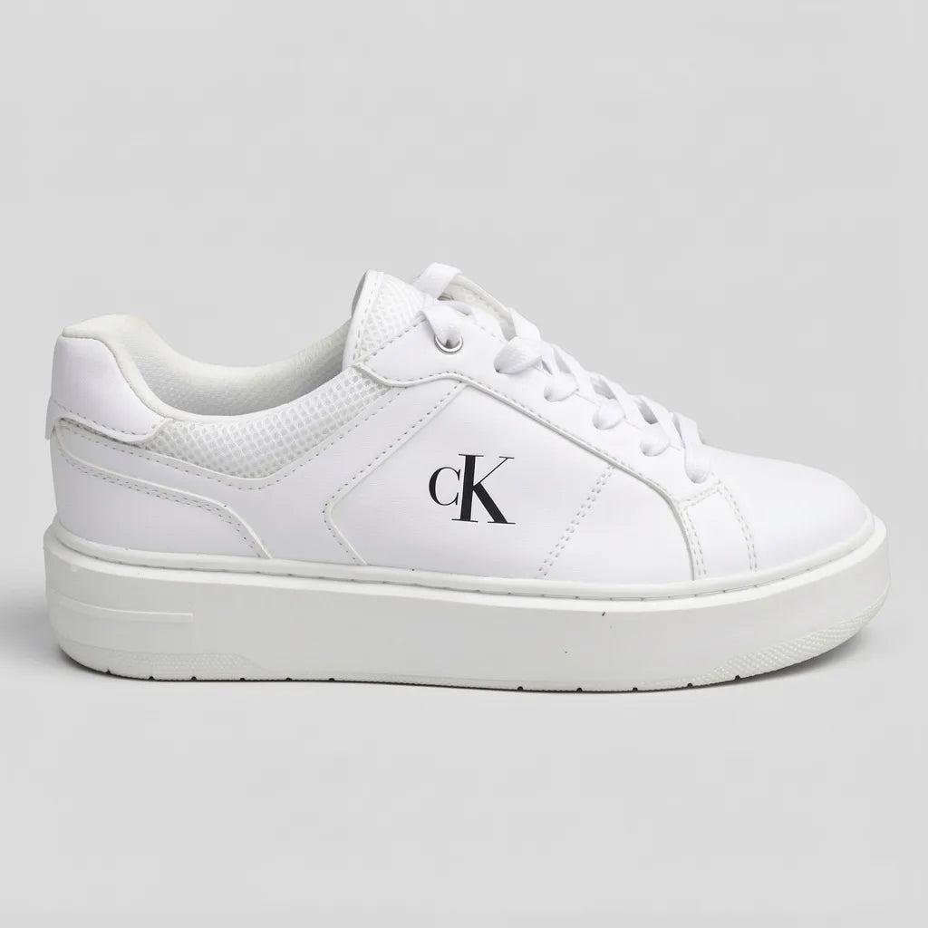 Calvin Klein Tenis Plataforma Blanco Diseño CK Negro Lengüeta y Lateral Suela Blanca | Photo Studio AI | 1