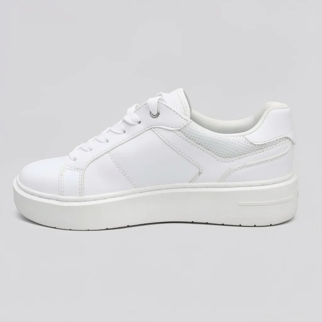 Calvin Klein Tenis Plataforma Blanco Diseño CK Negro Lengüeta y Lateral Suela Blanca | Photo Studio AI | 2
