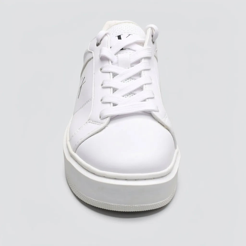 Calvin Klein Tenis Plataforma Blanco Diseño CK Negro Lengüeta y Lateral Suela Blanca | Photo Studio AI | 3