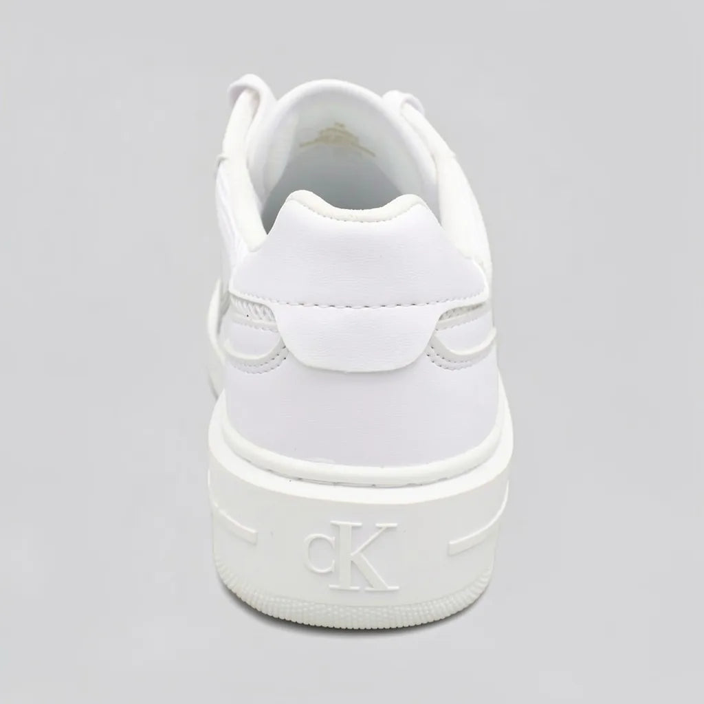 Calvin Klein Tenis Plataforma Blanco Diseño CK Negro Lengüeta y Lateral Suela Blanca | Photo Studio AI | 4
