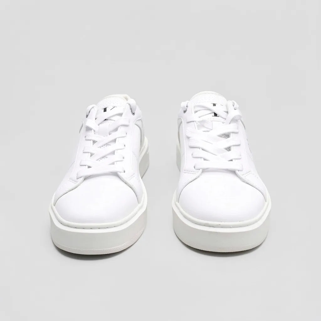 Calvin Klein Tenis Plataforma Blanco Diseño CK Negro Lengüeta y Lateral Suela Blanca | Photo Studio AI | 5