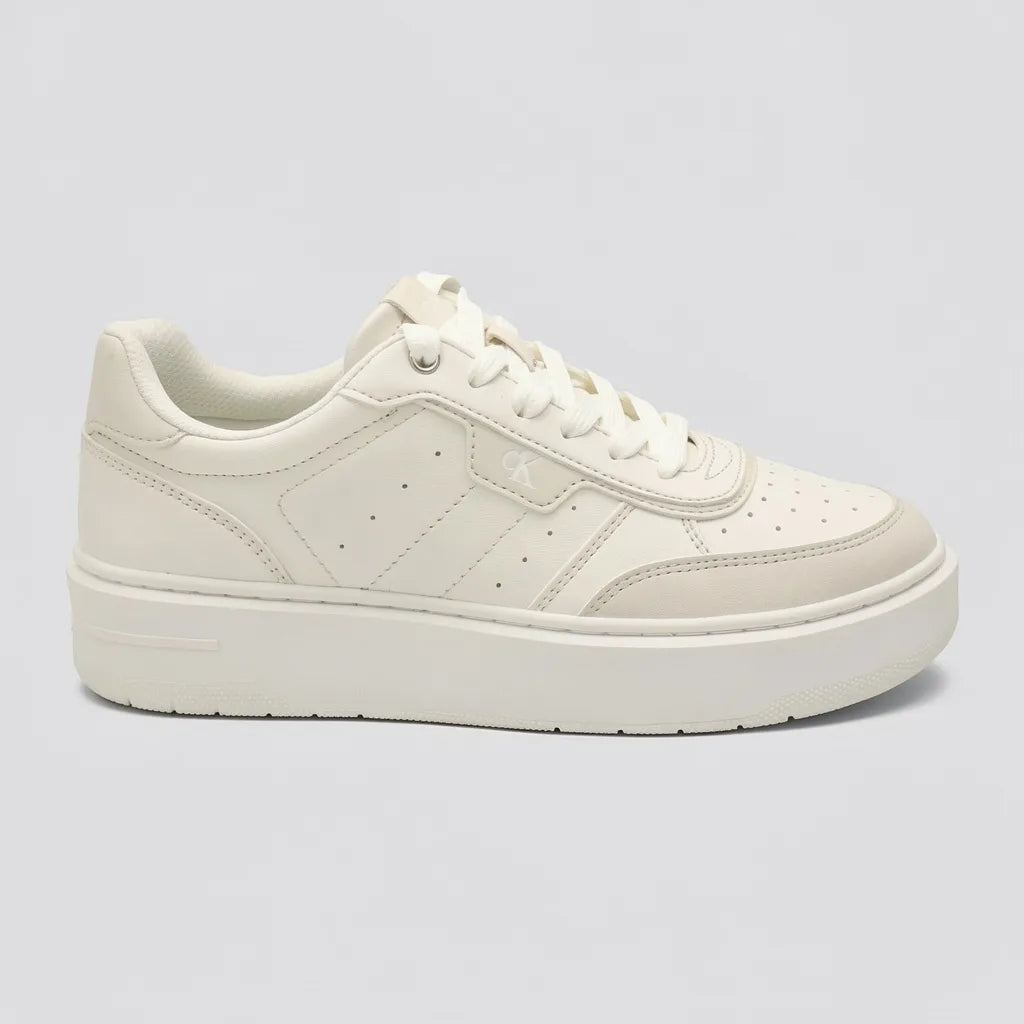 Calvin Klein Tenis Plataforma Blanco hueso Detalles Gris Claro Punta Suela Blanca | Photo Studio AI | 1