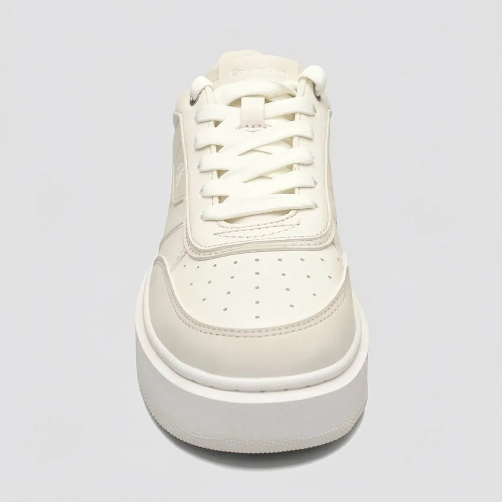 Calvin Klein Tenis Plataforma Blanco hueso Detalles Gris Claro Punta Suela Blanca | Photo Studio AI | 3