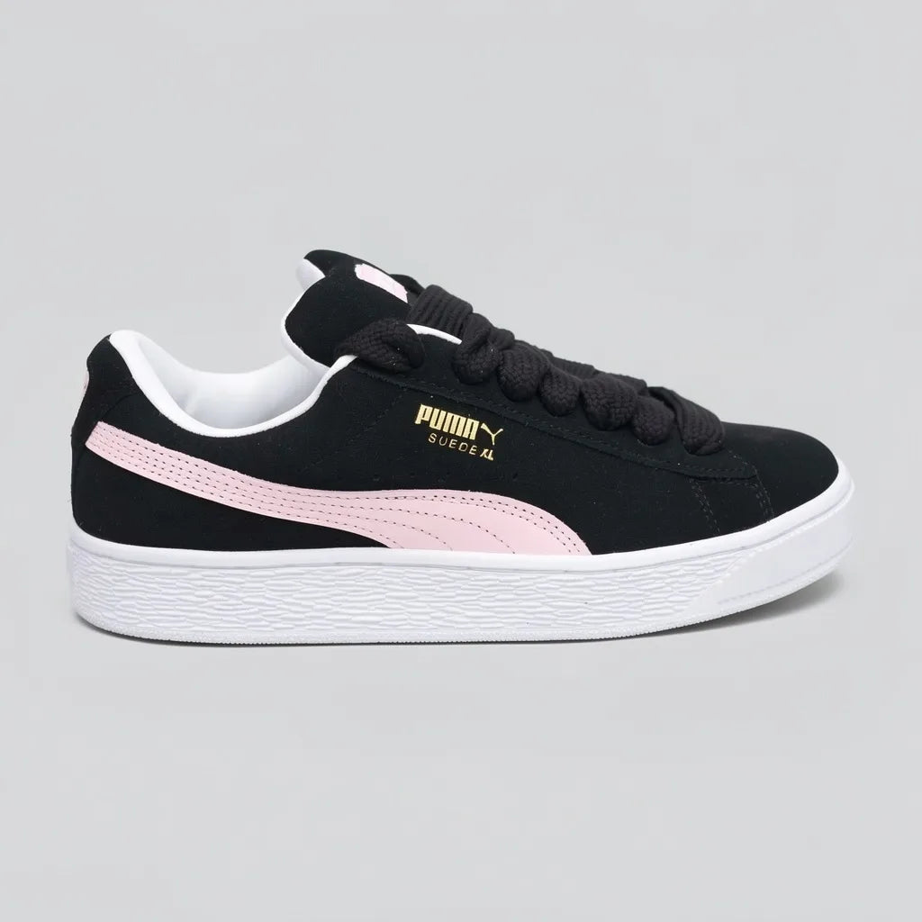 Puma Tenis Urbano Negro Detalles Rosado Lateral, Lengüeta y talón Suela Blanca | Photo Studio AI | 1