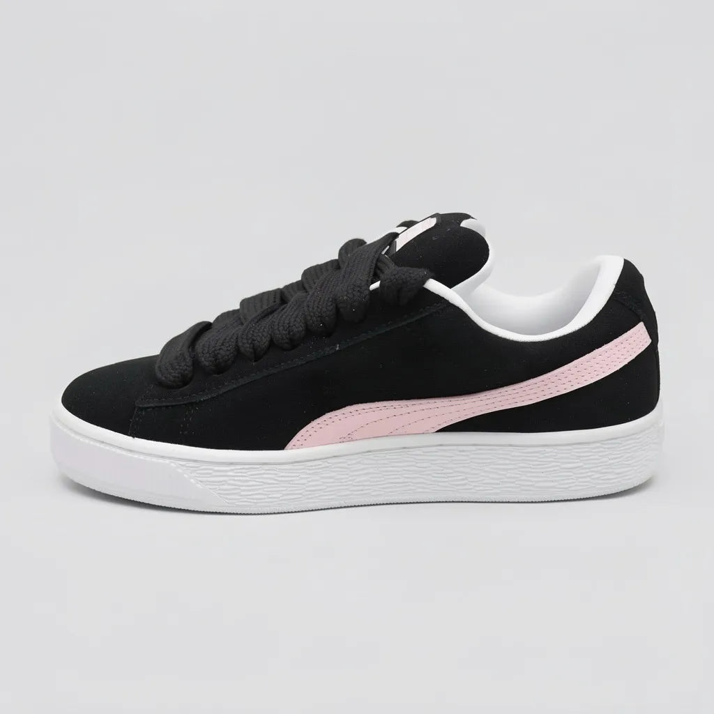 Puma Tenis Urbano Negro Detalles Rosado Lateral, Lengüeta y talón Suela Blanca | Photo Studio AI | 2
