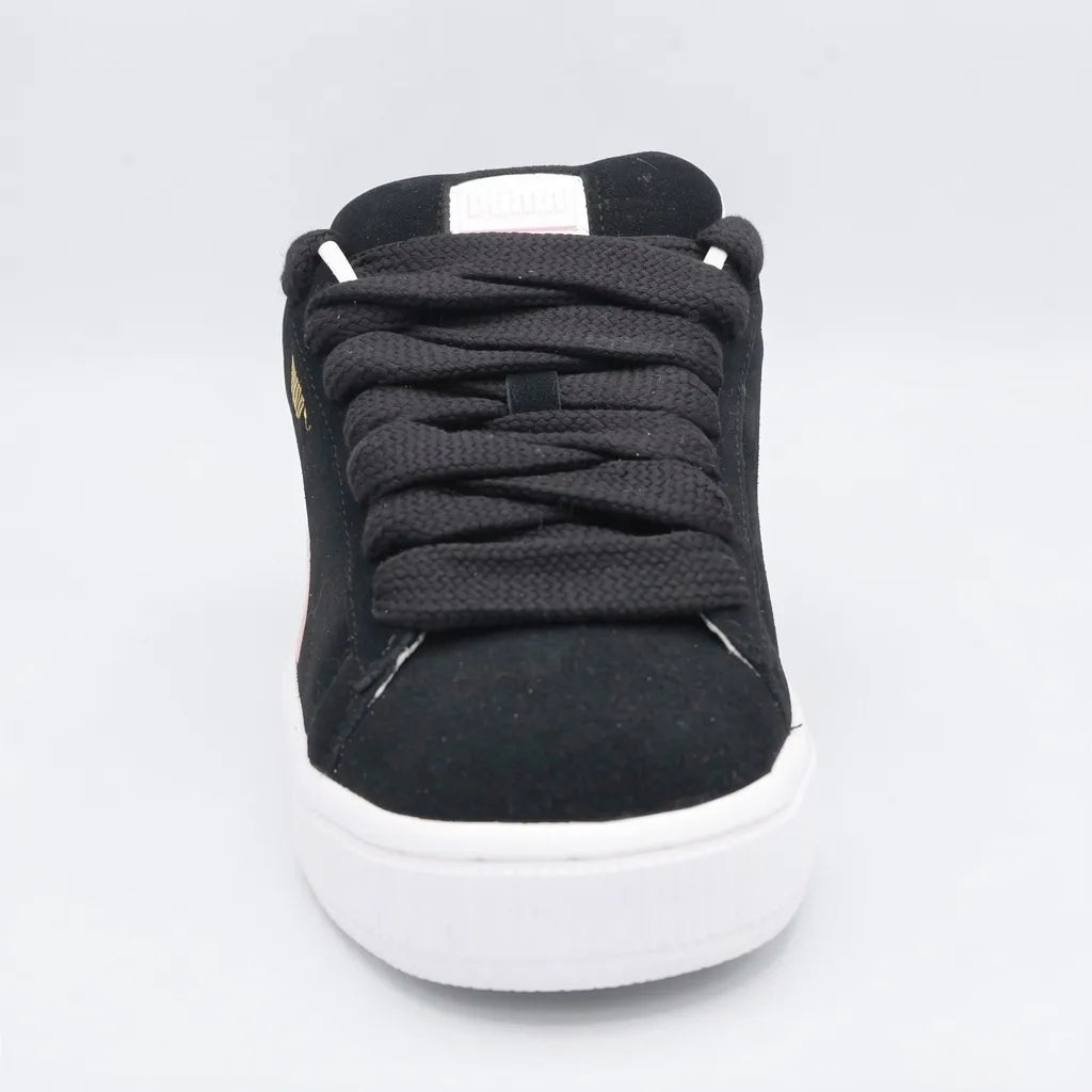 Puma Tenis Urbano Negro Detalles Rosado Lateral, Lengüeta y talón Suela Blanca | Photo Studio AI | 3
