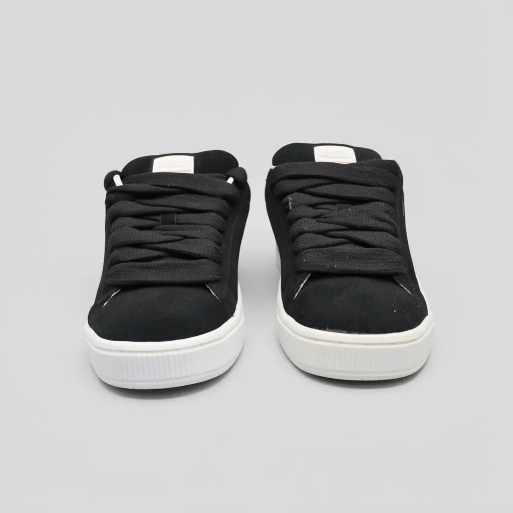 Puma Tenis Urbano Negro Detalles Rosado Lateral, Lengüeta y talón Suela Blanca | Photo Studio AI | 5