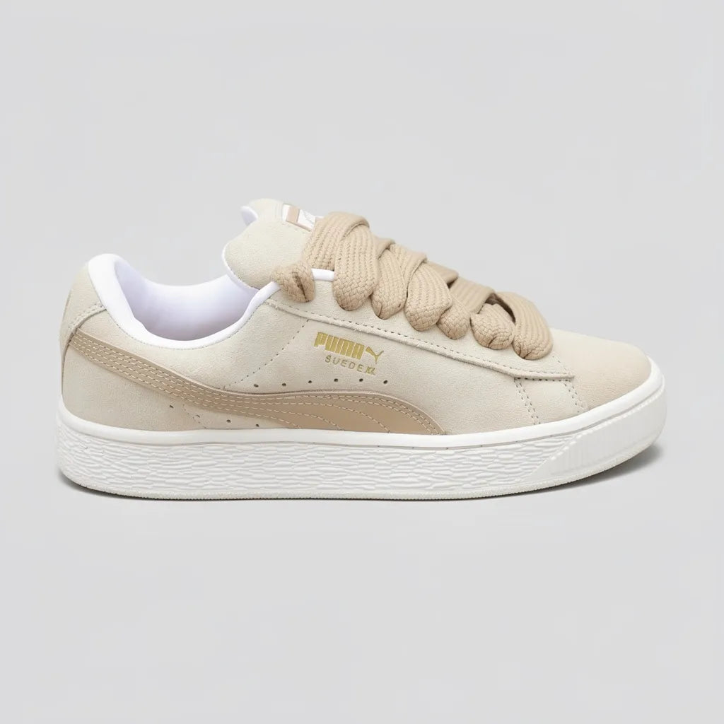 Puma Tenis Urbano Beige Detalles Caqui Lateral, Lengüeta y Cintas Suela Blanco Hueso | Photo Studio AI | 1