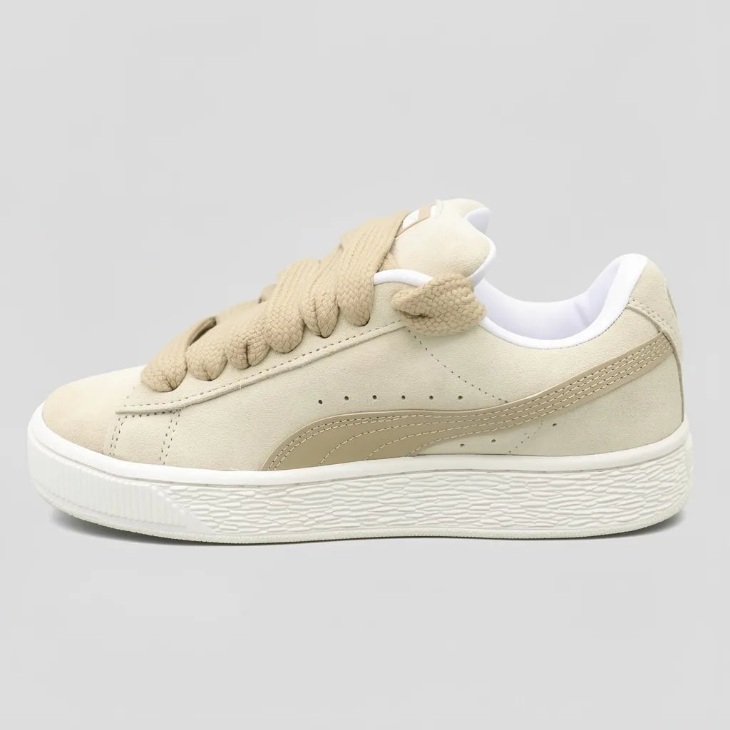 Puma Tenis Urbano Beige Detalles Caqui Lateral, Lengüeta y Cintas Suela Blanco Hueso | Photo Studio AI | 2