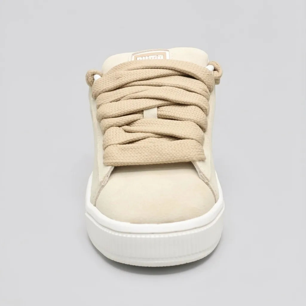 Puma Tenis Urbano Beige Detalles Caqui Lateral, Lengüeta y Cintas Suela Blanco Hueso | Photo Studio AI | 3