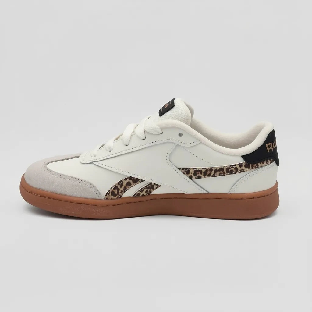 Reebok Tenis Moderno Blanco hueso Animal Print Negro Lateral y Talón Suela Café | Photo Studio AI | 2