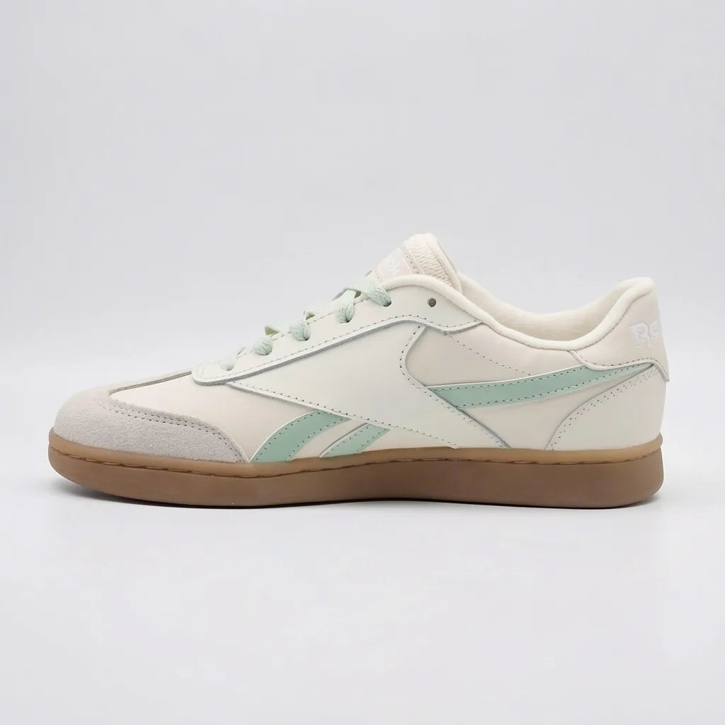 Reebok Tenis Urbano Crema Detalles Verde Menta Lateral y Cintas Suela Café | Photo Studio AI | 2
