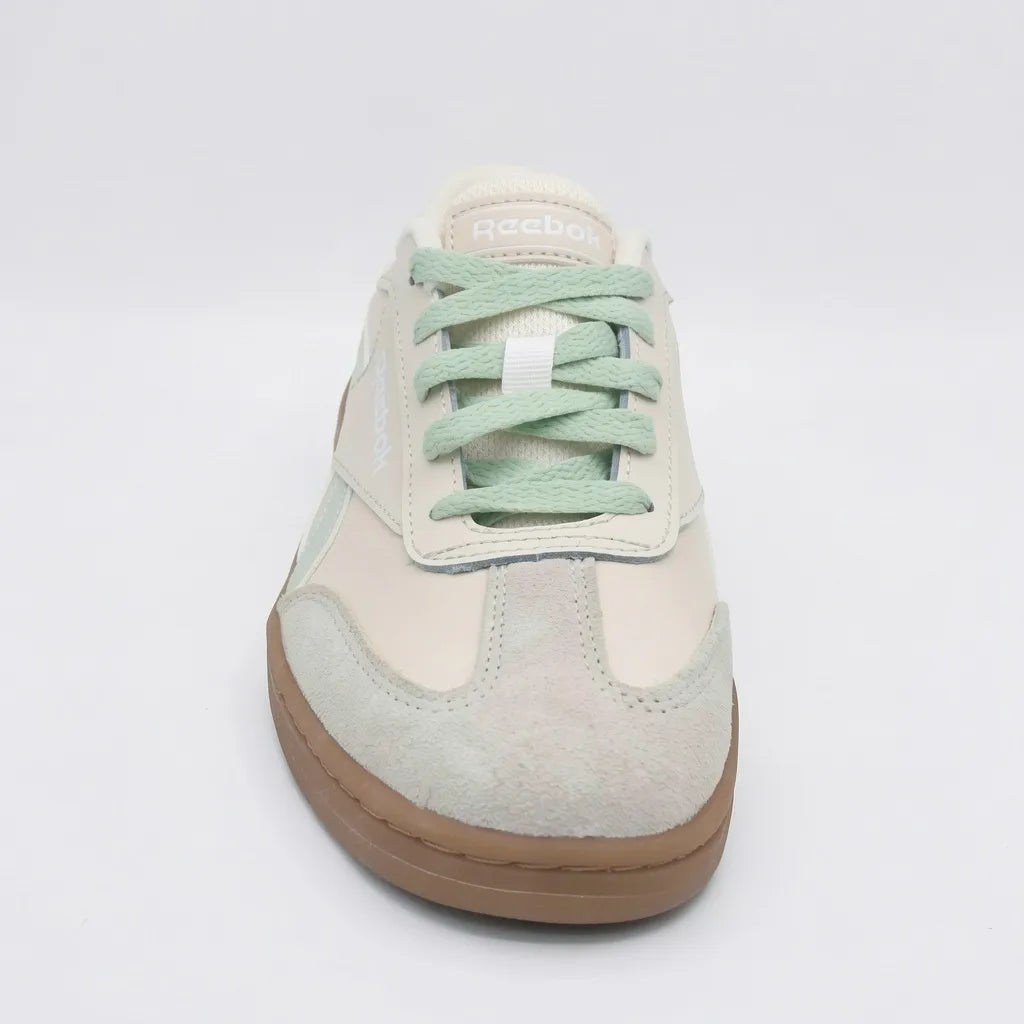 Reebok Tenis Urbano Crema Detalles Verde Menta Lateral y Cintas Suela Café | Photo Studio AI | 3
