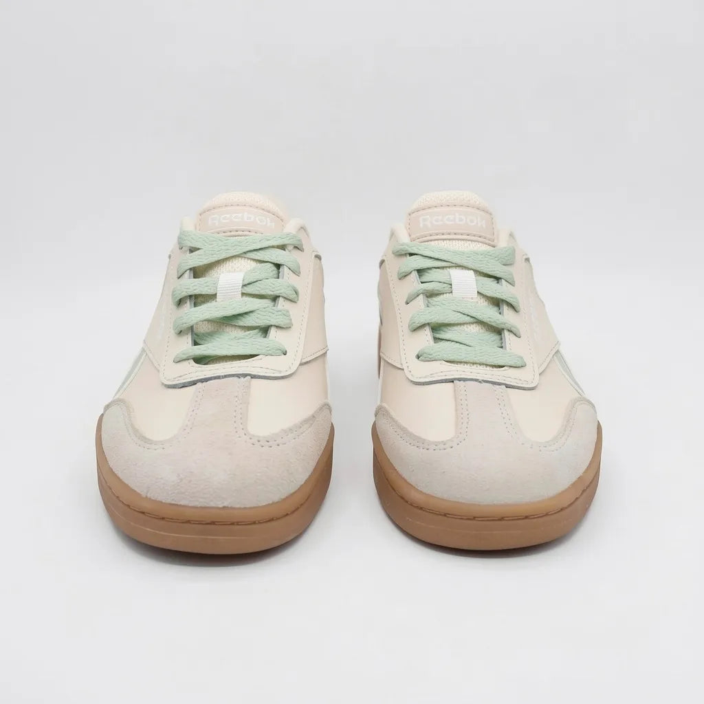 Reebok Tenis Urbano Crema Detalles Verde Menta Lateral y Cintas Suela Café | Photo Studio AI | 5