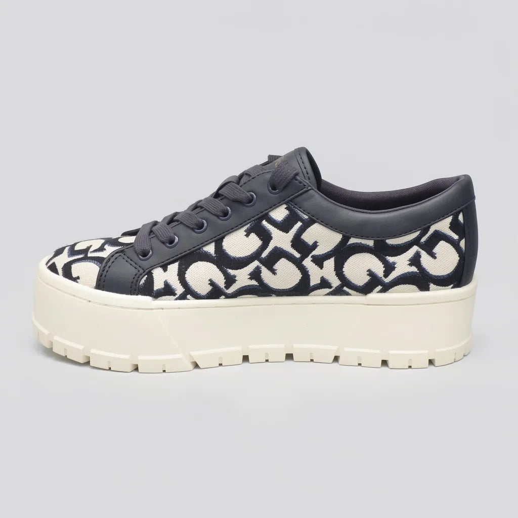 Guess Tenis Plataforma Beige Bordado G Azul Marino Todo Suela Blanco Hueso | Photo Studio AI | 2