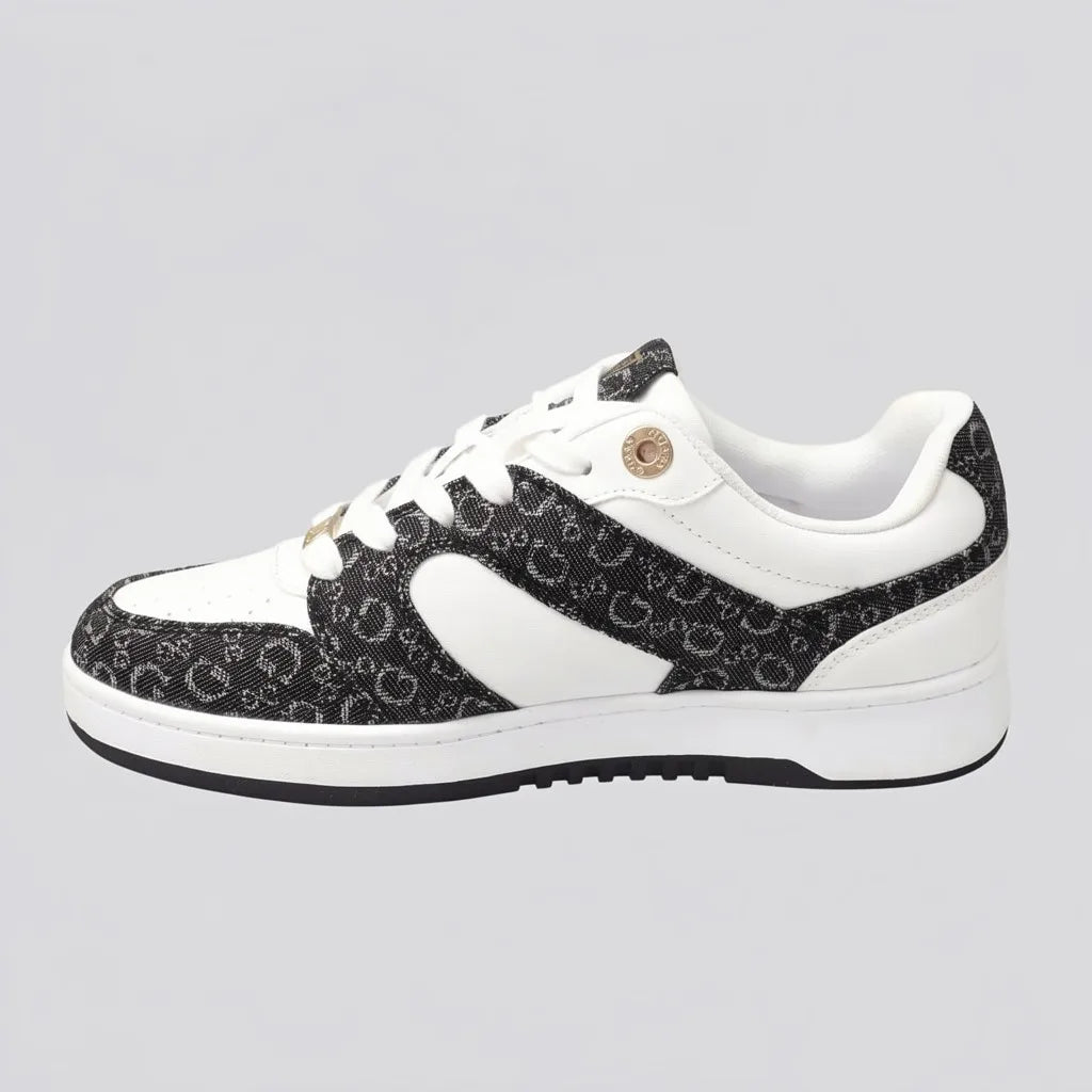 Guess Tenis Urbano Blanco Bordado G Negro Punta, lateral y talón Suela Blanca/ negro | Photo Studio AI | 2