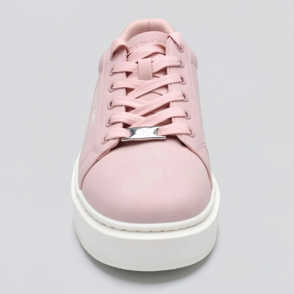 Calvin Klein Tenis Plataforma Rosado Placa Plateado Cintas Suela Blanco Hueso | Photo Studio AI | 3