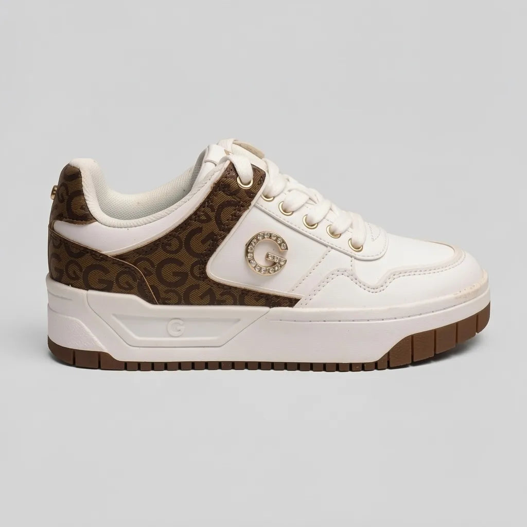 GBG Tenis Moderno Blanco Estampado G Café Lateral y Talón Suela Blanca/ café | Photo Studio AI | 1