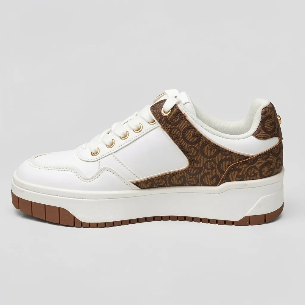 GBG Tenis Moderno Blanco Estampado G Café Lateral y Talón Suela Blanca/ café | Photo Studio AI | 2