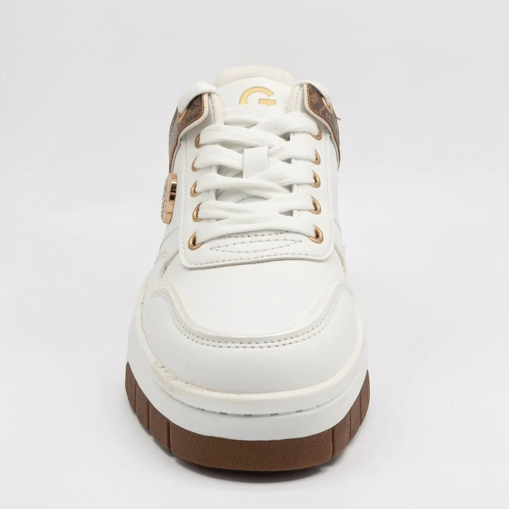 GBG Tenis Moderno Blanco Estampado G Café Lateral y Talón Suela Blanca/ café | Photo Studio AI | 3