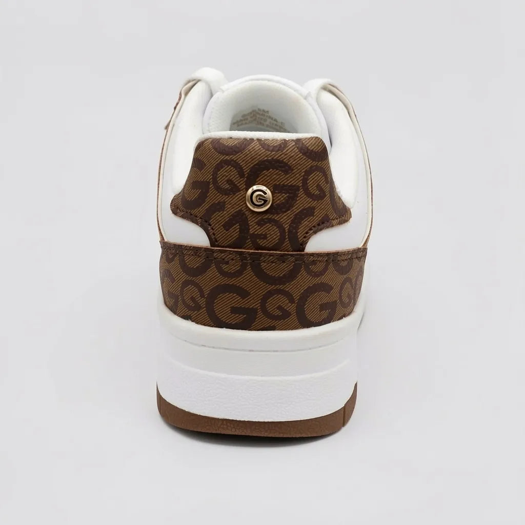 GBG Tenis Moderno Blanco Estampado G Café Lateral y Talón Suela Blanca/ café | Photo Studio AI | 4