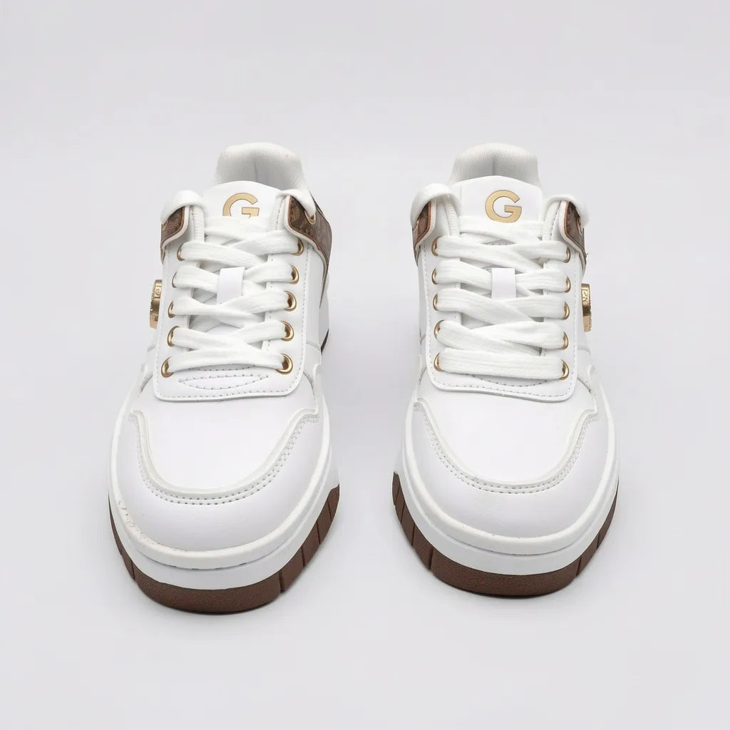 GBG Tenis Moderno Blanco Estampado G Café Lateral y Talón Suela Blanca/ café | Photo Studio AI | 5