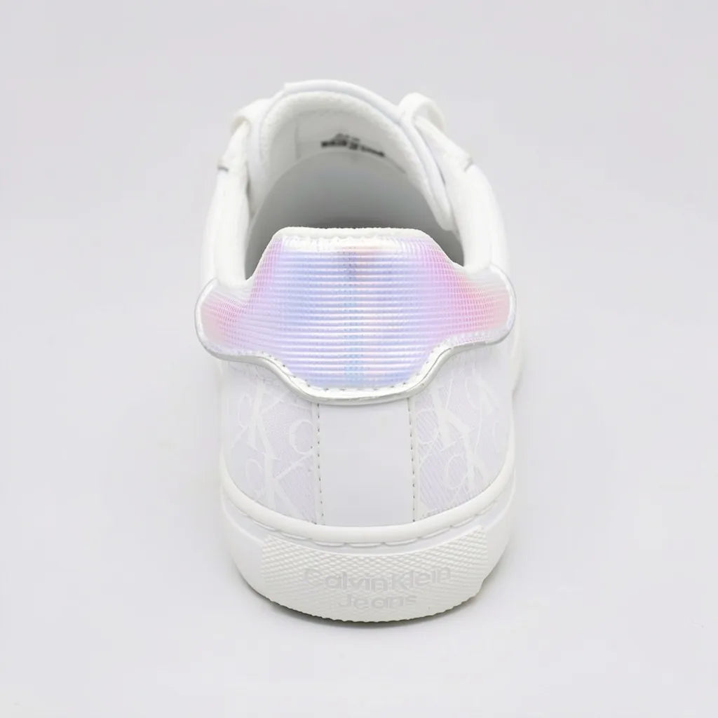 Calvin Klein Tenis Moderno Blanco Detalles Tornasol Talón Suela Blanca | Photo Studio AI | 1