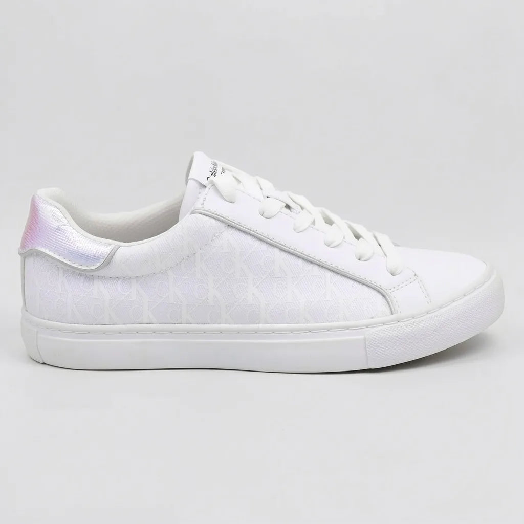 Calvin Klein Tenis Moderno Blanco Detalles Tornasol Talón Suela Blanca | Photo Studio AI | 2