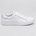 Calvin Klein Tenis Moderno Blanco Detalles Tornasol Talón Suela Blanca | Photo Studio AI | 2