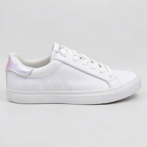 Calvin Klein Tenis Moderno Blanco Detalles Tornasol Talón Suela Blanca | Photo Studio AI | 2