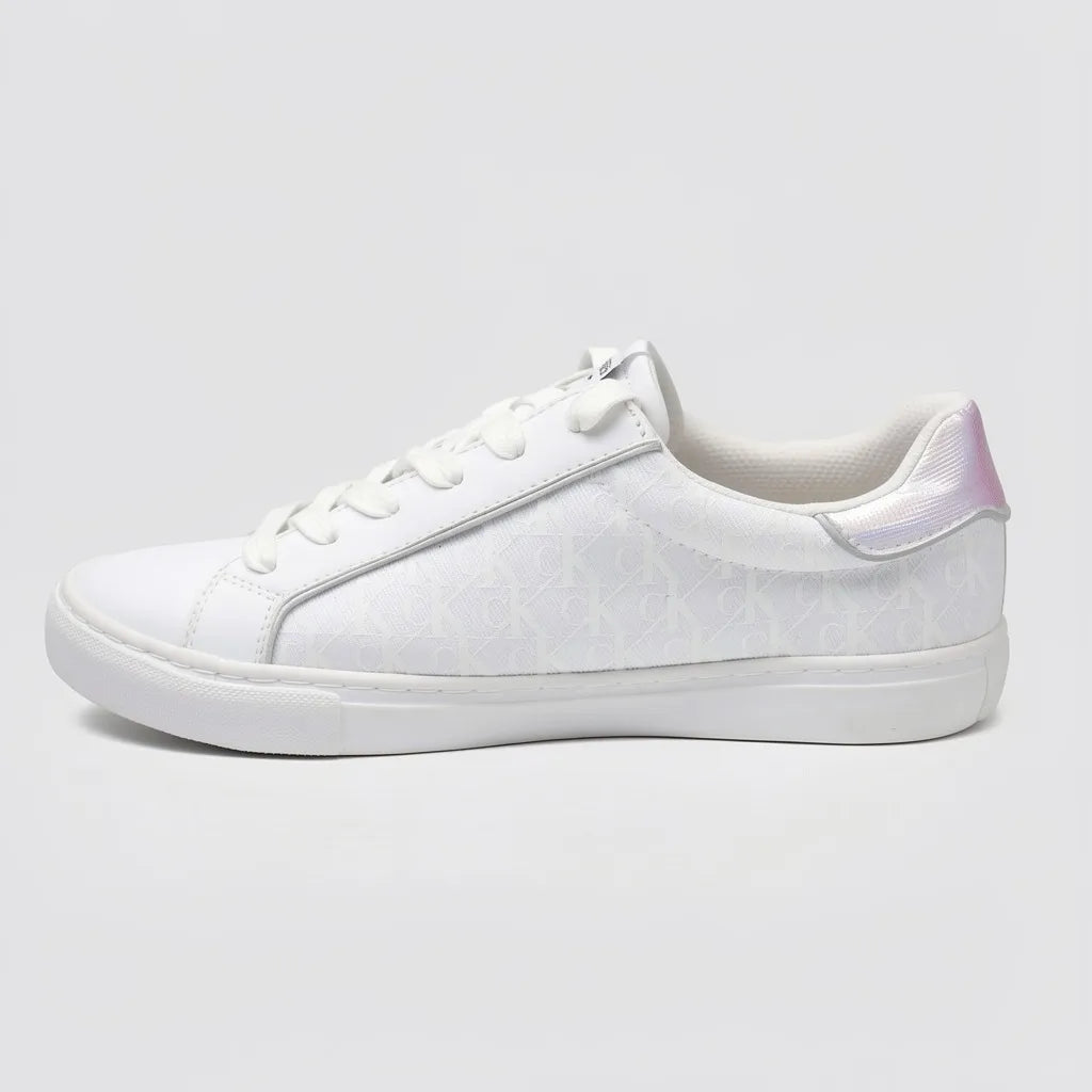 Calvin Klein Tenis Moderno Blanco Detalles Tornasol Talón Suela Blanca | Photo Studio AI | 3