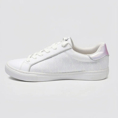 Calvin Klein Tenis Moderno Blanco Detalles Tornasol Talón Suela Blanca | Photo Studio AI | 3