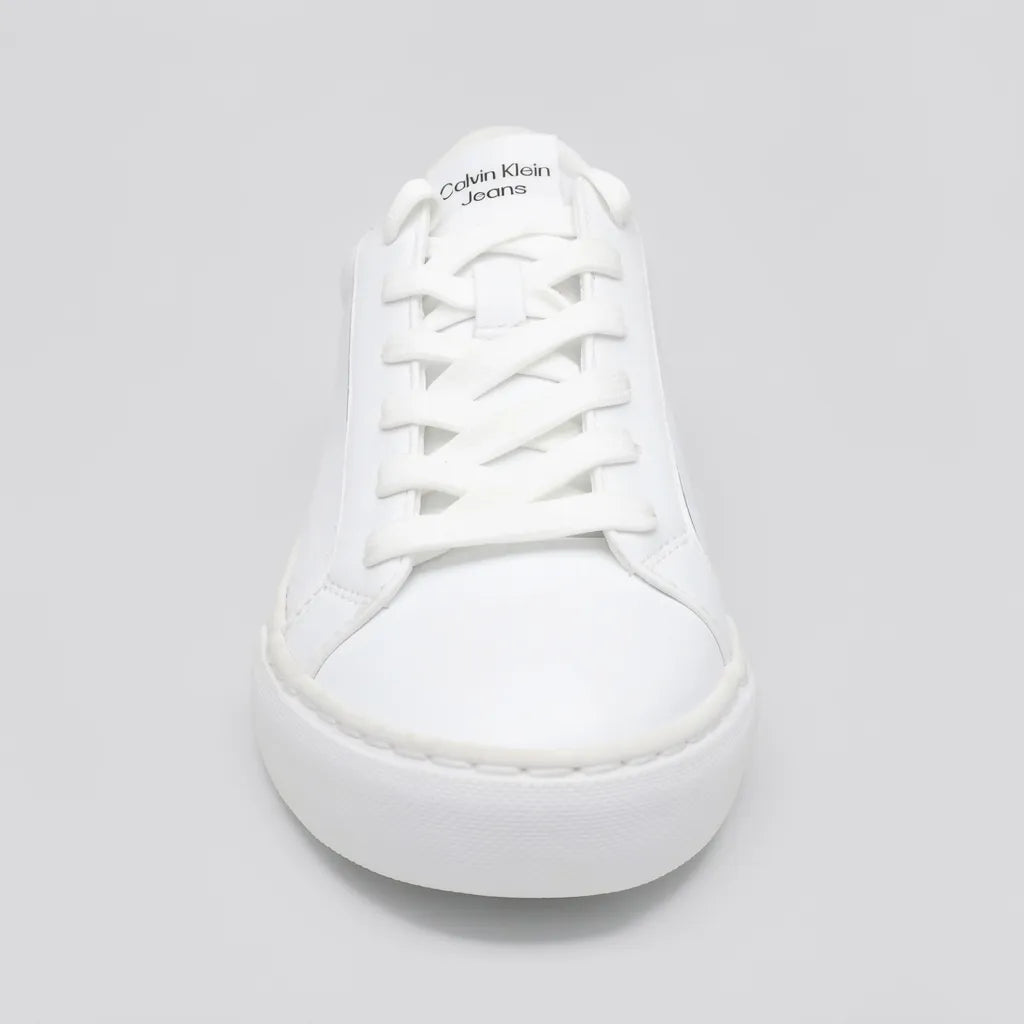 Calvin Klein Tenis Moderno Blanco Detalles Tornasol Talón Suela Blanca | Photo Studio AI | 4