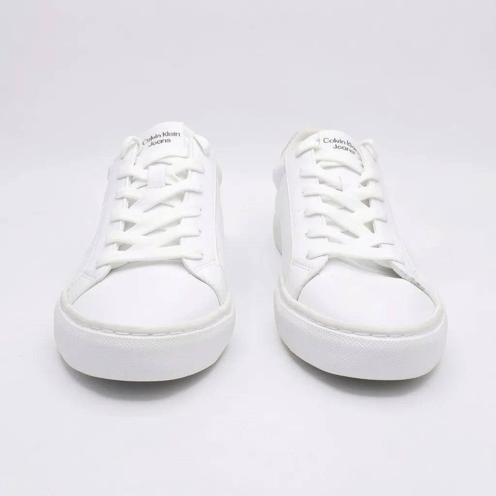 Calvin Klein Tenis Moderno Blanco Detalles Tornasol Talón Suela Blanca | Photo Studio AI | 5