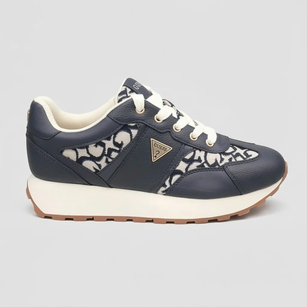Guess Tenis Moderno Azul Marino Bordado G Beige Lateral Suela Blanco Hueso/ Café | Photo Studio AI | 3