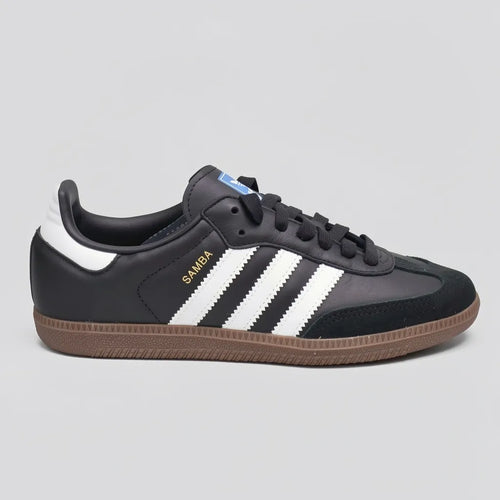 Adidas Tenis Urbano Negro Franjas / Lineas Cuero Blanco Lateral y Talón Suela Café Oscuro | Photo Studio AI | 1