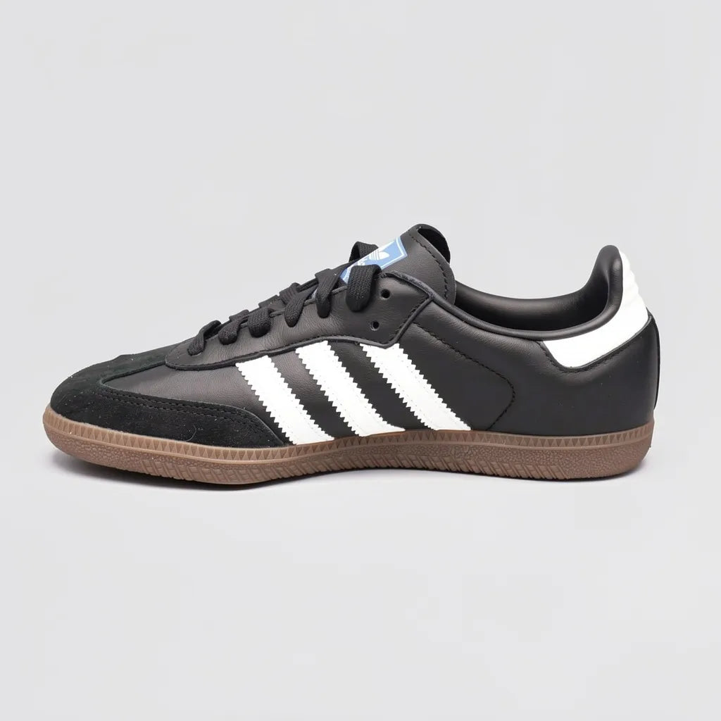 Adidas Tenis Urbano Negro Franjas / Lineas Cuero Blanco Lateral y Talón Suela Café Oscuro | Photo Studio AI | 2