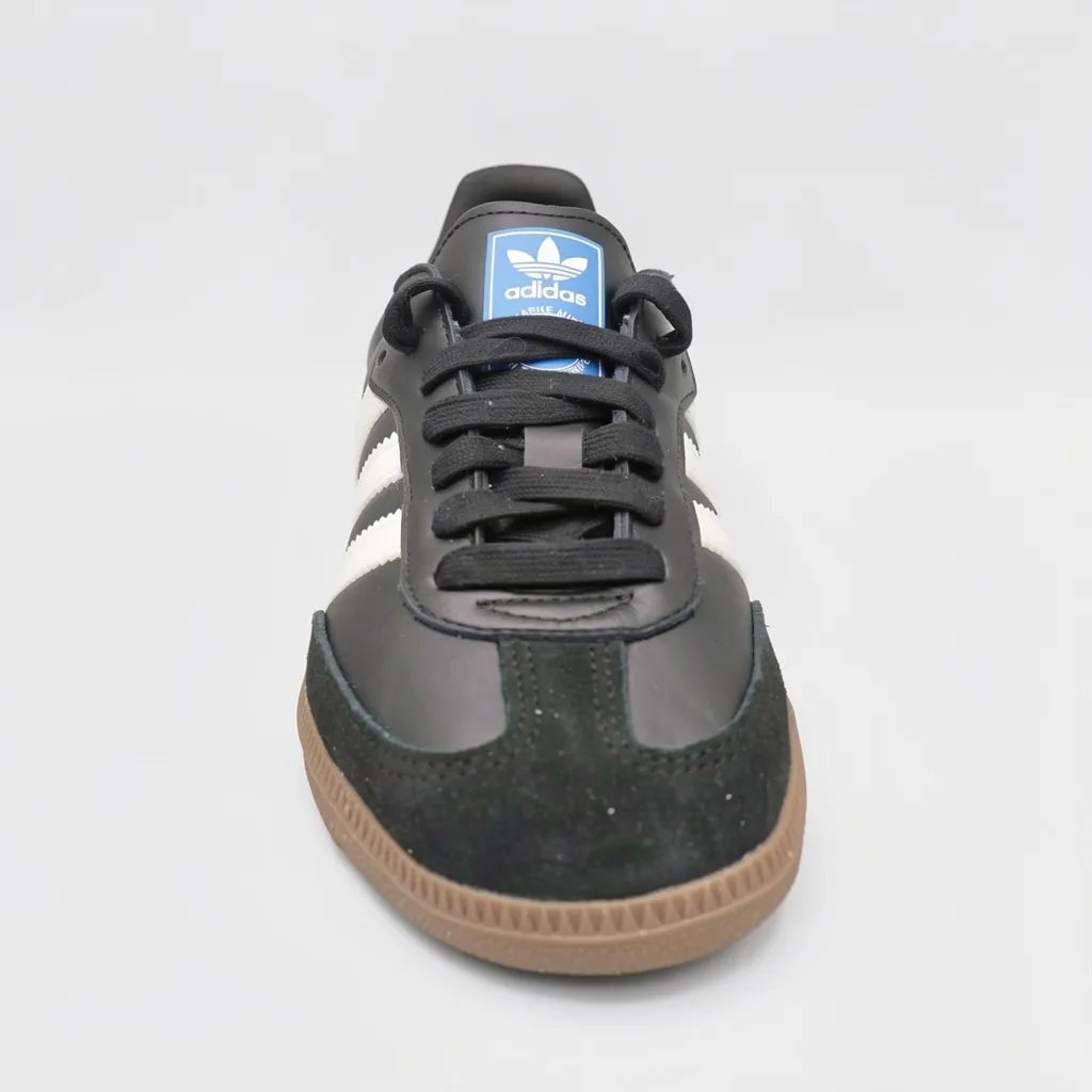 Adidas Tenis Urbano Negro Franjas / Lineas Cuero Blanco Lateral y Talón Suela Café Oscuro | Photo Studio AI | 3