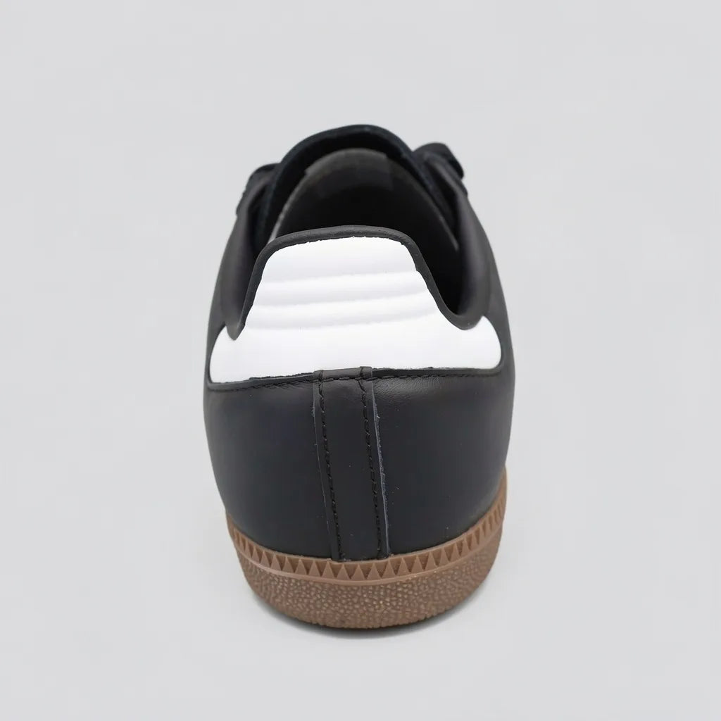 Adidas Tenis Urbano Negro Franjas / Lineas Cuero Blanco Lateral y Talón Suela Café Oscuro | Photo Studio AI | 4